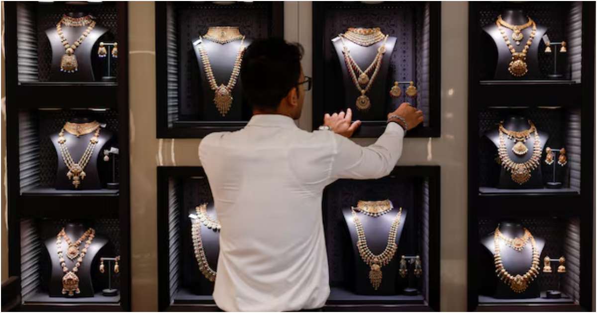 ভারতের মুম্বাইয়ে ২০২৫ সালের ২০ মার্চ একটি গয়নার দোকানে স্বর্ণের নেকলেস সাজিয়ে রাখেন একজন কর্মী। ছবি: রয়টার্স